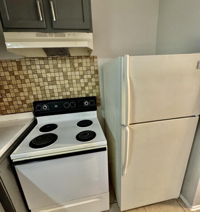 Building Photo - Fresh, Comfortable & Easy to Show!