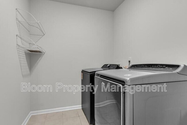 Building Photo - 227 Shortmarsh St