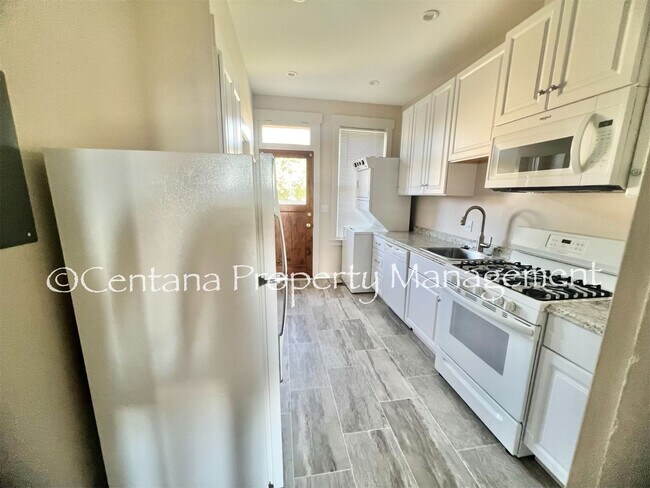 Building Photo - 731-733 Zarelda