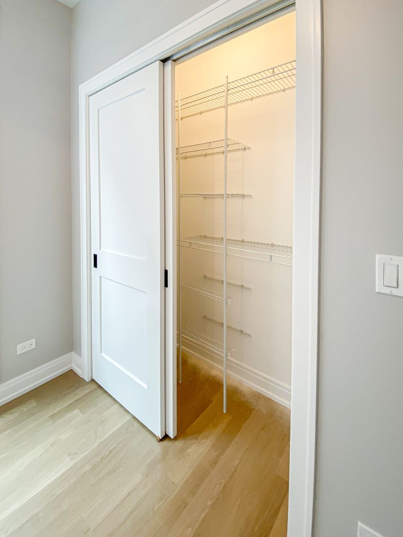 Building Photo - 1058 W Cornelia Ave