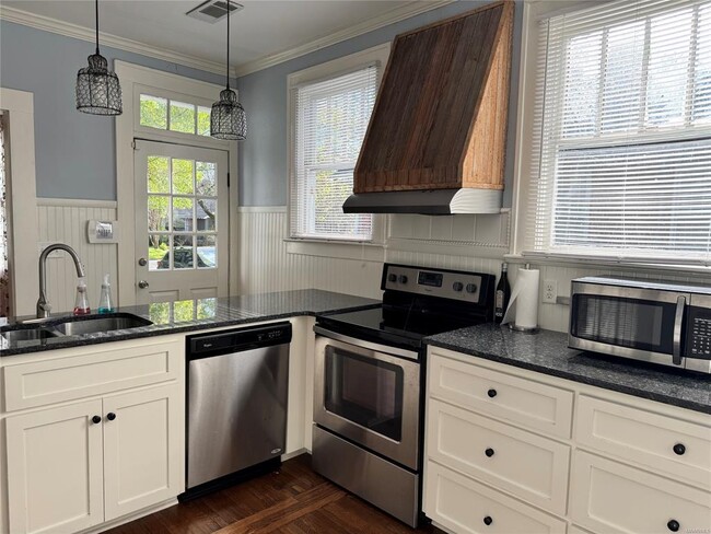 Building Photo - 2237 Winona Ave