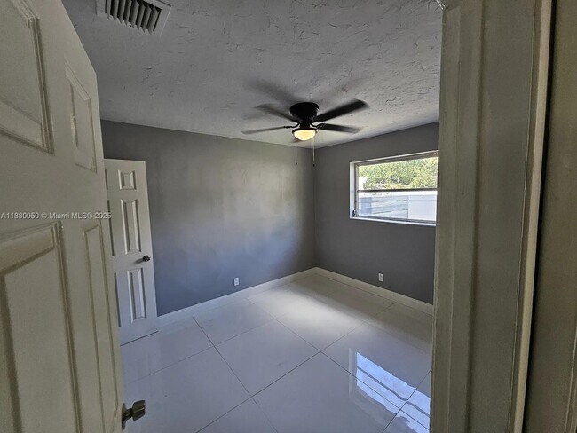 Building Photo - 4920 SW 28th Terrace