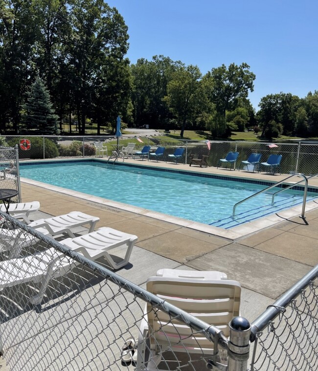 Community pool - 25150 Jefferson Ct