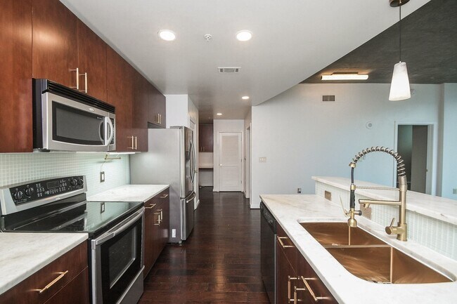 Building Photo - 5925 Almeda Rd