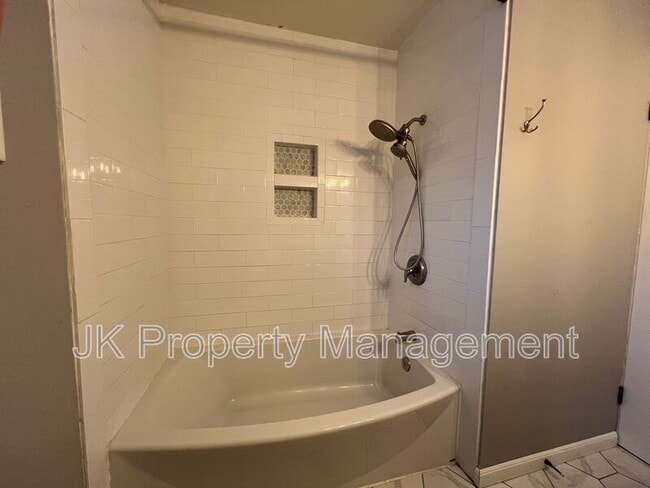 Building Photo - 333 Riverview 4 W