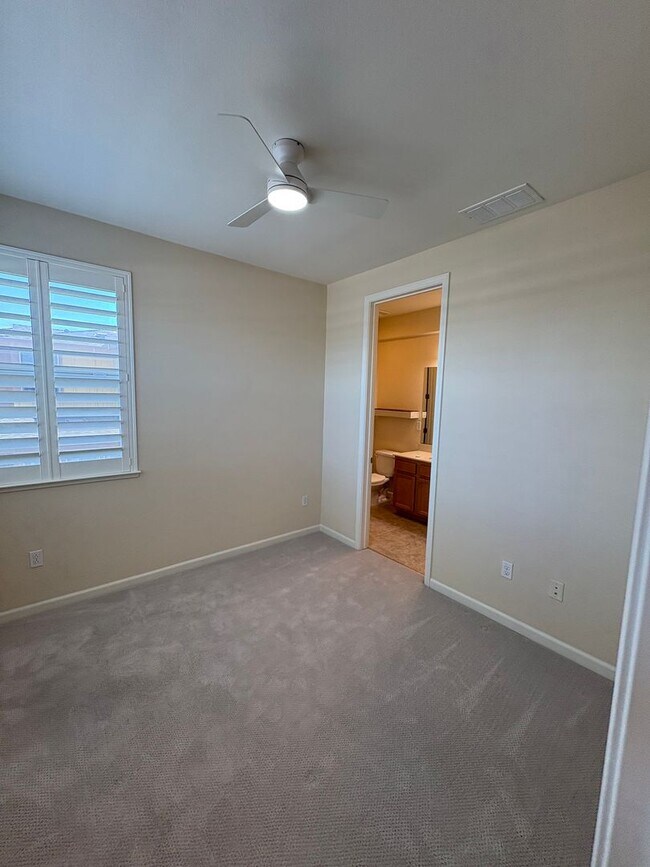 Building Photo - Spacious 4-Bedroom Townhouse