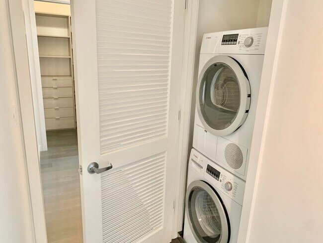 Building Photo - HIP 2BR/2BA Inner Mission Boutique Condo w...