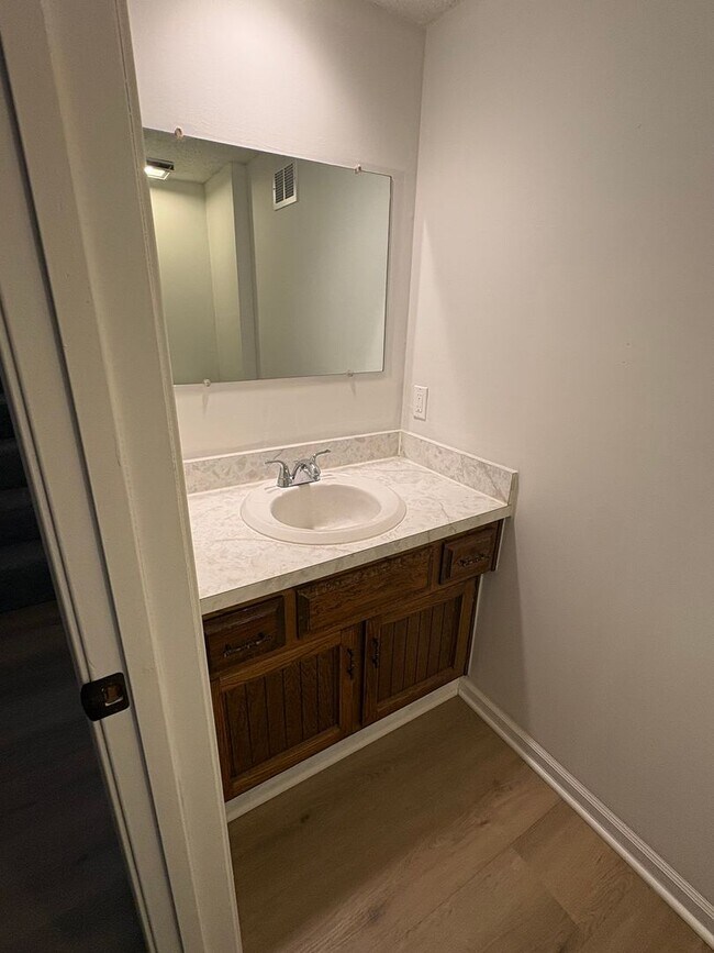 Building Photo - Renovated 2 bedroom duplex ready for move-in!