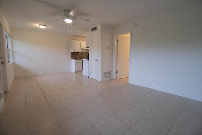 Building Photo - 400 SW 7th Ave