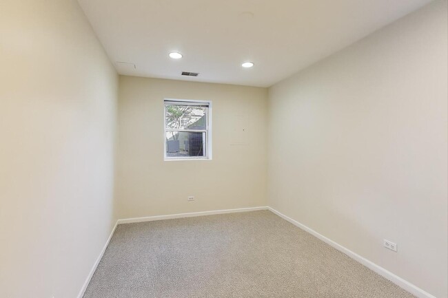 Building Photo - 2318 W Flournoy St