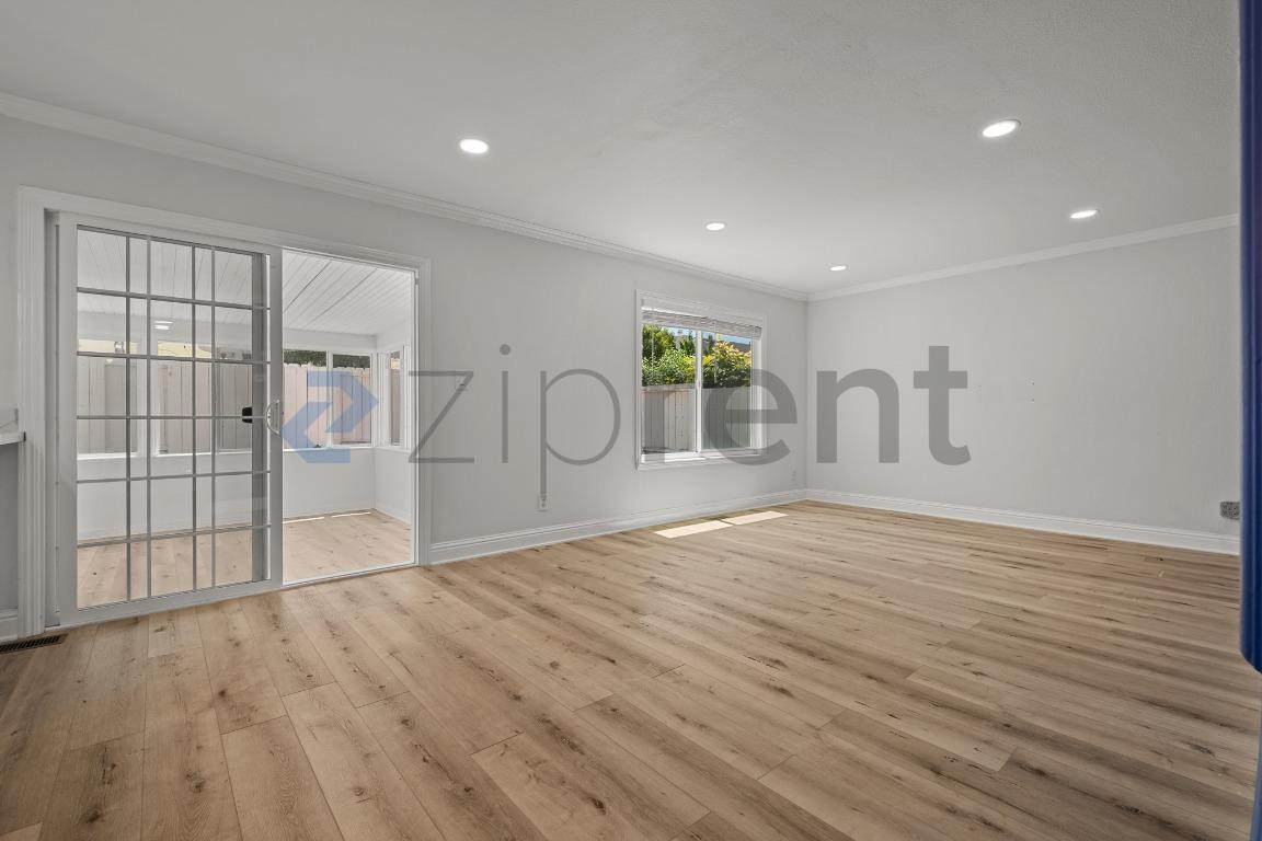 Building Photo - Unit