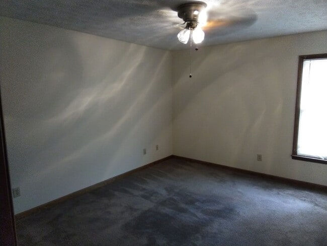 Building Photo - Duplex in Hope Mills!