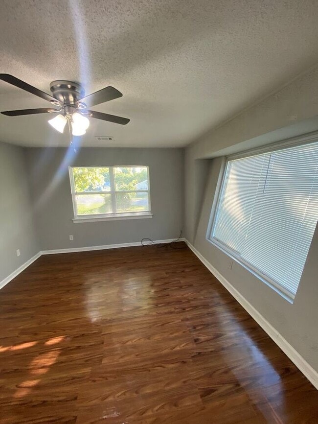 Building Photo - Cute 3 Bedroom 1 Bathroom