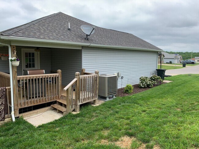 Building Photo - Beautiful Home with Plenty of Storage and Covered Back Porch