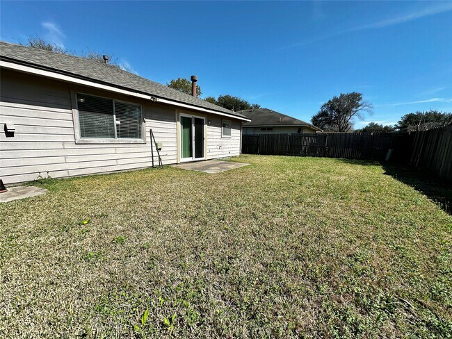 Building Photo - 15503 Town Green Dr