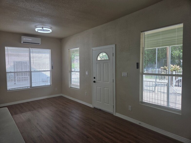 Building Photo - 219 Princeton Ave