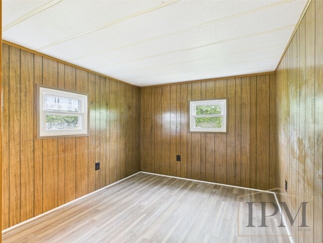 Building Photo - Available Now- 3 Bedroom 1.5 Bath Home - H...