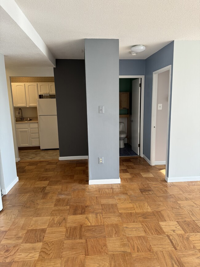 hall leading to bed/bath on right, entry/kitchen on left - 1301 Delaware Ave SW