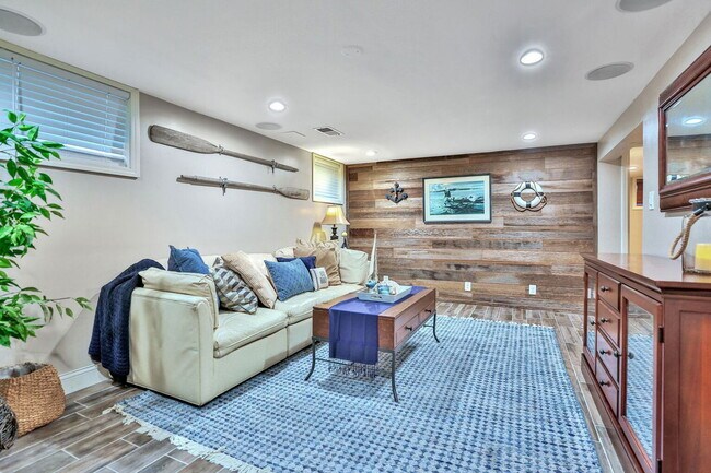 Building Photo - 16624 Elm Dr