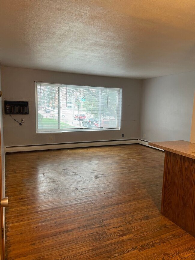 Interior Photo - 801-UNIV