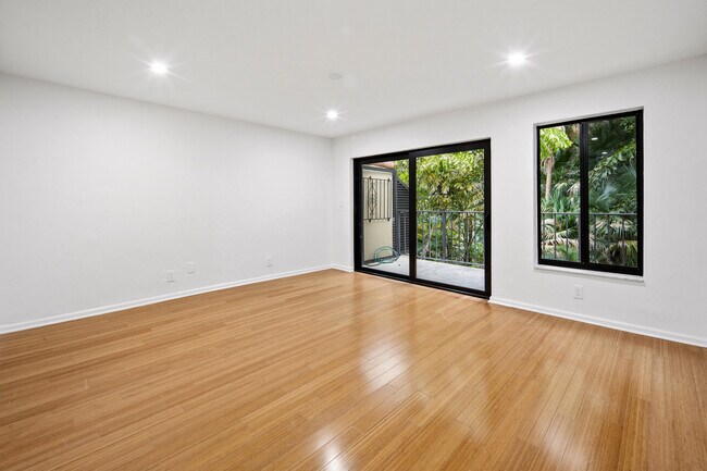 Building Photo - 19 Vía Lago