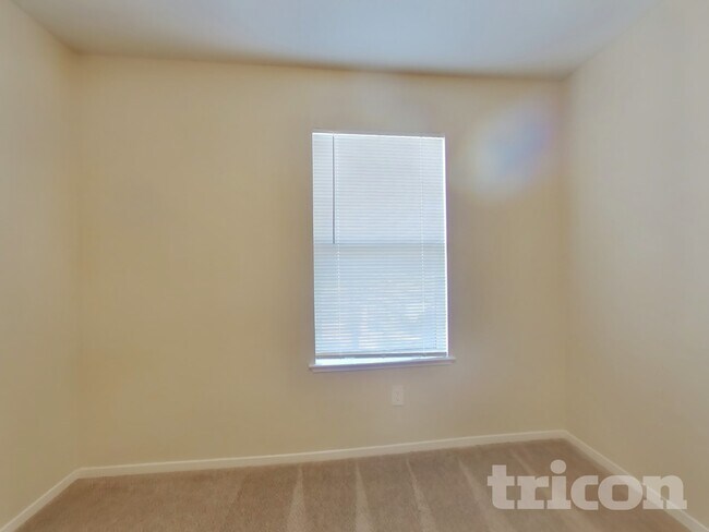 Building Photo - 715 Lotz Way