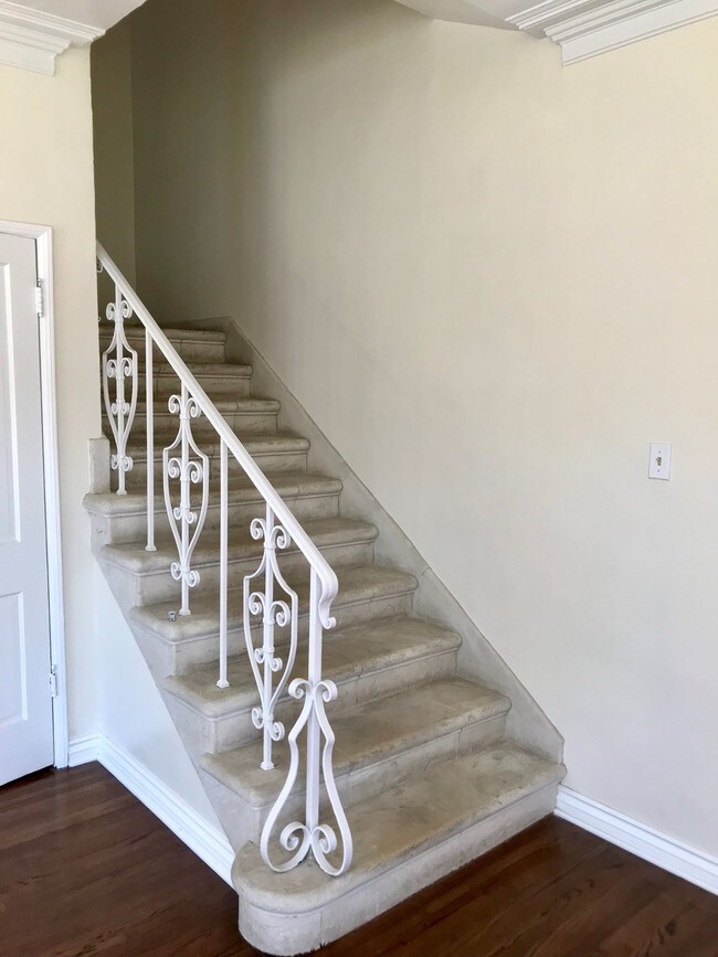 Building Photo - 1050 S Genesee Ave