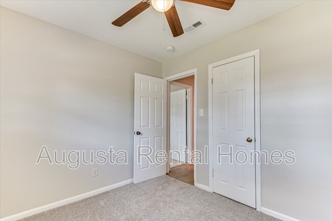 Building Photo - 329 E View Dr
