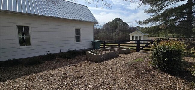 Building Photo - 812 Bessie Ln