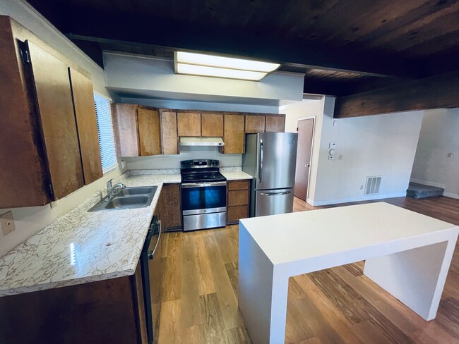 Building Photo - Spacious 4 bed 3 bath house for RENT in So...