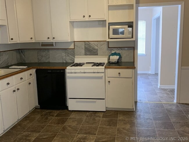 Building Photo - 220 S 70th E Ave