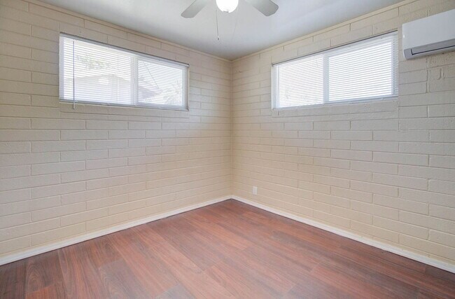 Building Photo - 2133 W Morten Ave