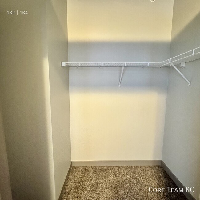 Building Photo - 306 E 12th St