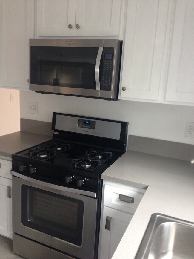 Building Photo - 128 S Hayworth Ave