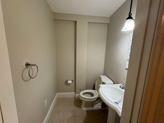 Building Photo - *NEW TO MARKET* - Marblehead Highlands Townhouse