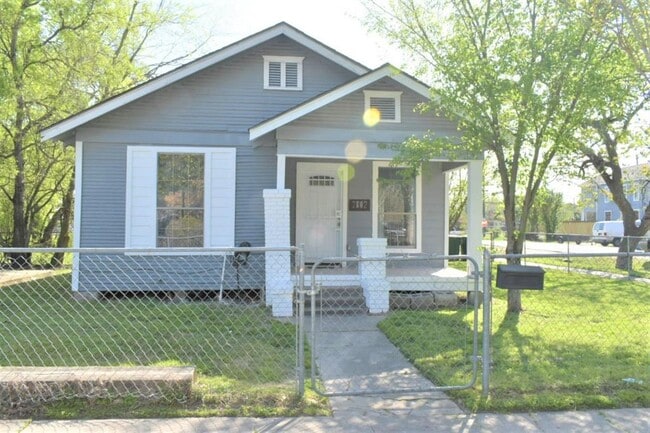 Primary Photo - 2802 Winbern St