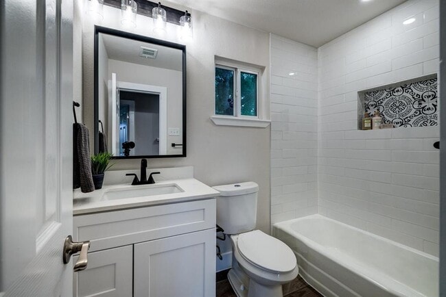 Building Photo - 5001 Cottonwood Cir