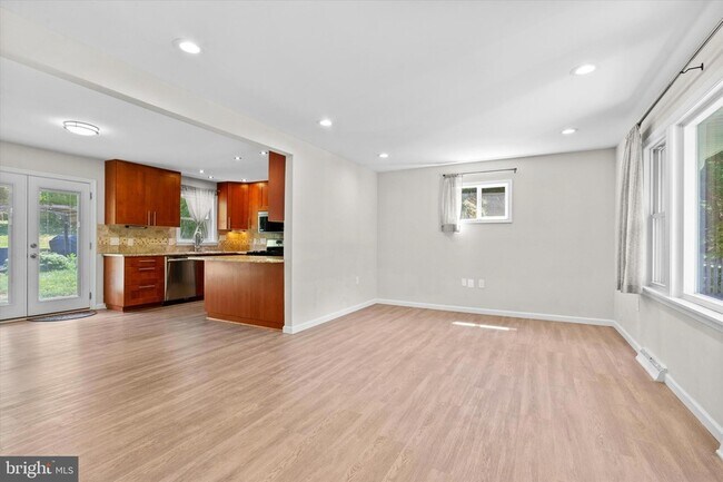 Building Photo - 906 Monroe St