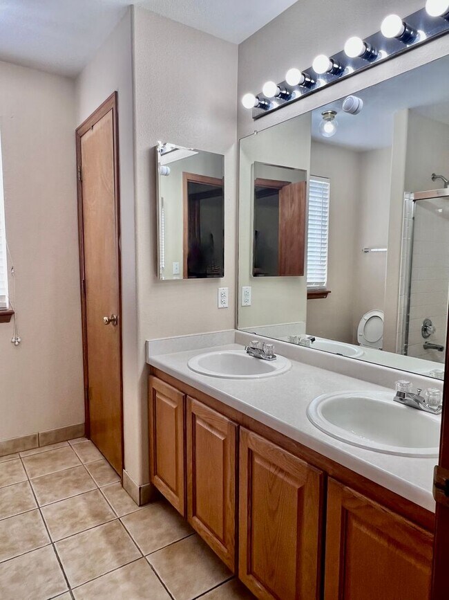 Building Photo - Wonderful 5 Bed/4 Bath Home Located on Qui...