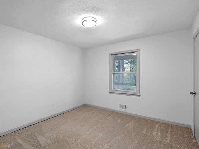 Building Photo - 1999 Hampton Locust Grove Rd