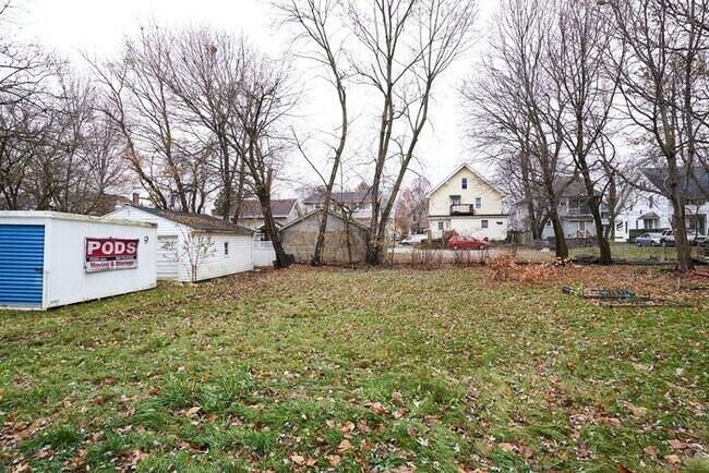Building Photo - 4 to 5 Bedroom For Rent in North Hill