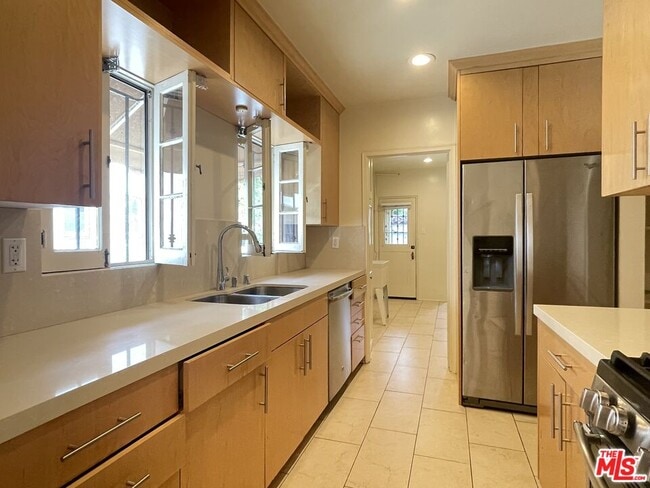Building Photo - 203 N Doheny Dr