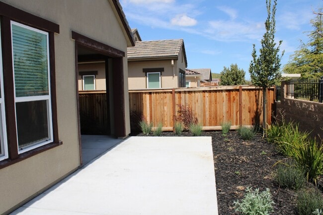 Building Photo - Newer 2 Bed/2 Bath with Office in 55+ Gate...
