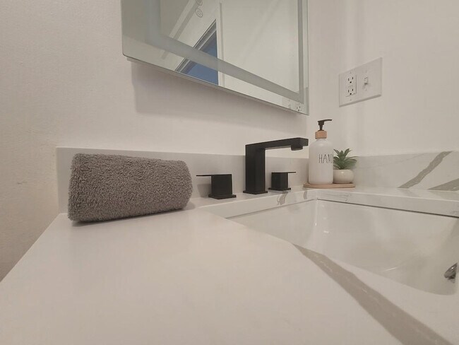 Building Photo - 23 Handy St