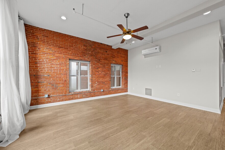 Building Photo - 1224 Huron Rd E
