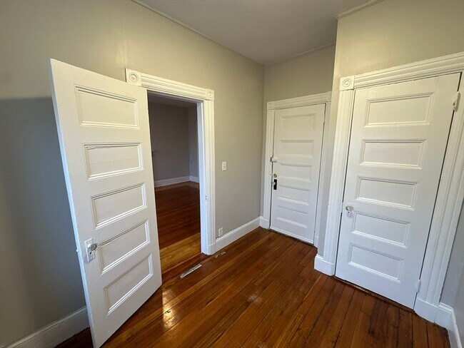 Building Photo - 39 Forest St