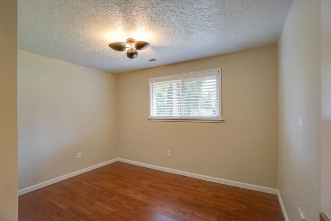 Building Photo - THREE BEDROOM HOUSE IN VANCOUVER