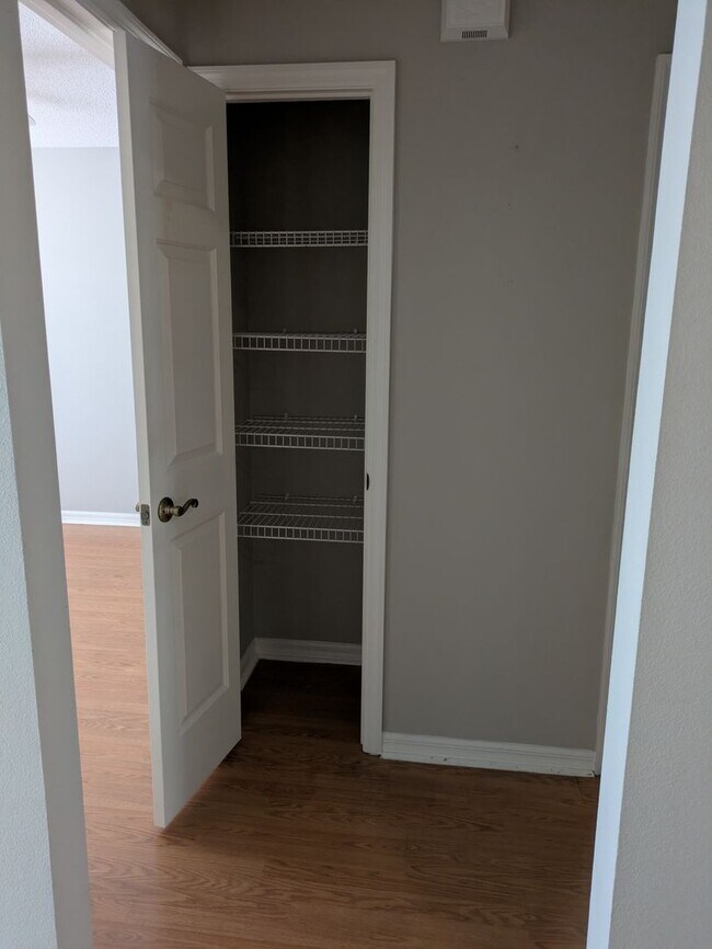 Building Photo - 866 Oak Forest Dr
