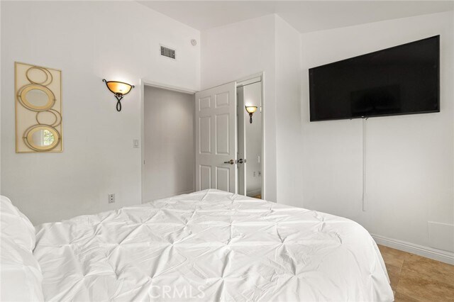 Building Photo - 20300 Oxnard St