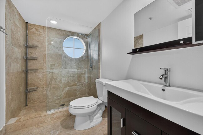 Building Photo - 900 SE 2nd St